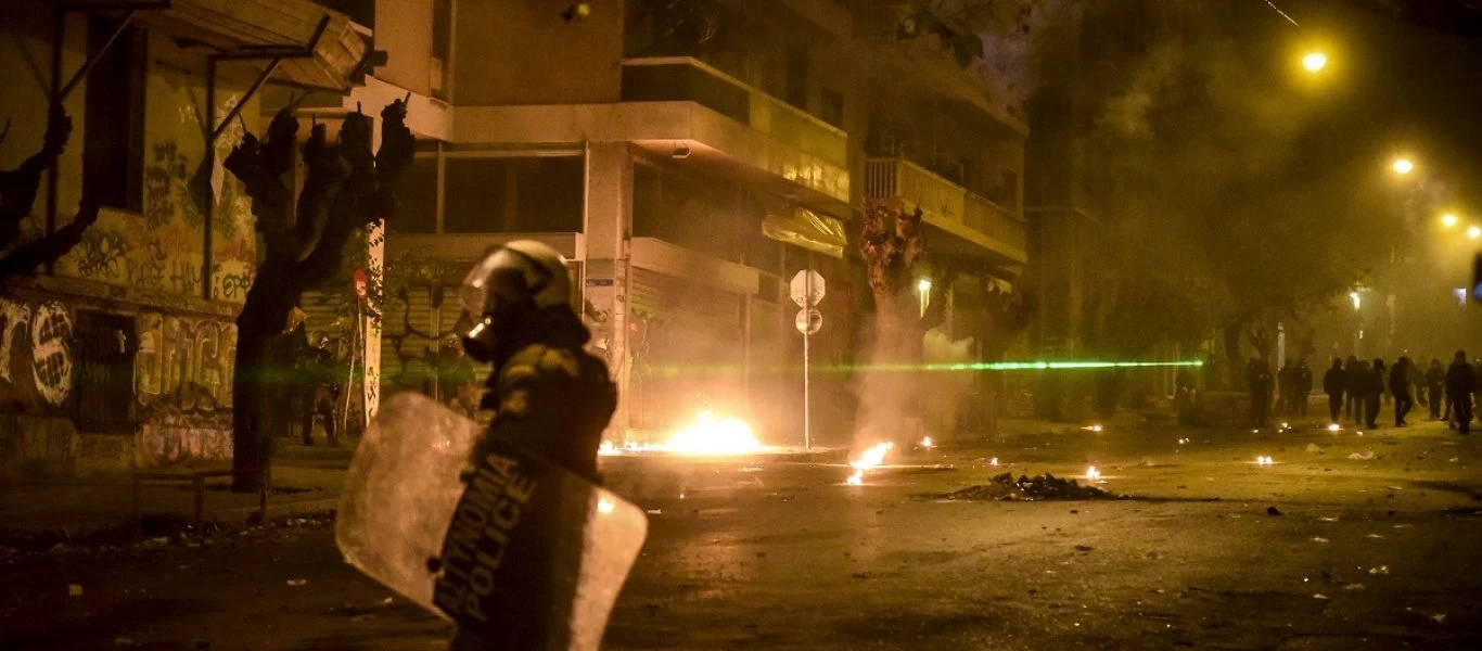 Εξάρχεια: Ένταση και επεισόδια με μολότοφ - Ρίψη χημικών από την Αστυνομία
